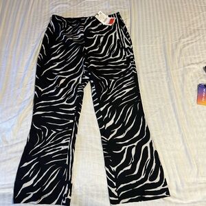 Zara zebra pants. Never worn , zipper waist . Is a large runs small